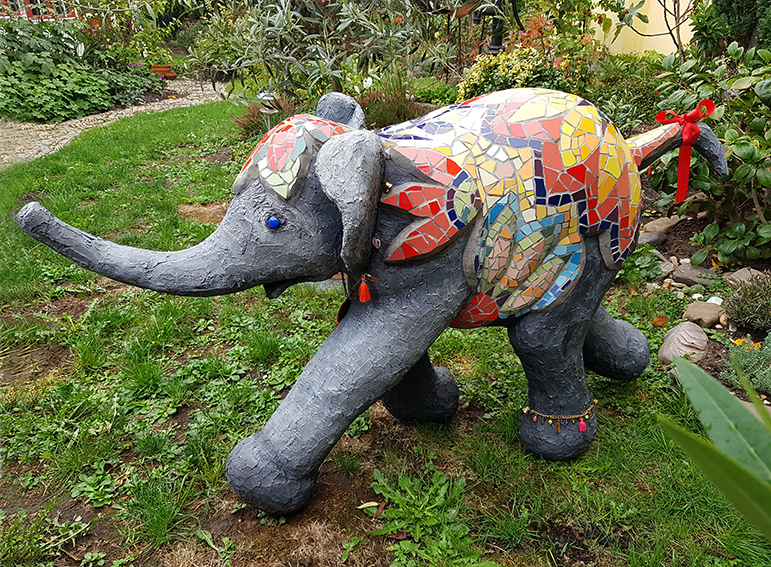 Elefant aus Beton, mit Mosaik verziert